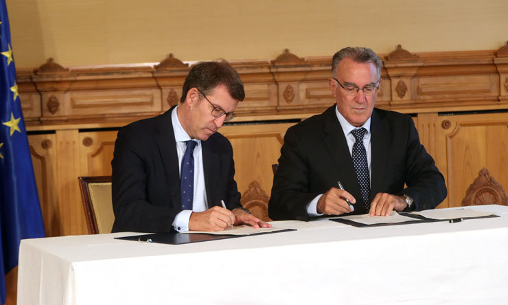 El presidente de la Xunta, Alberto Núñez Feijóo, y el presidente de la Fegamp, Alfredo García, firmaron el convenio.