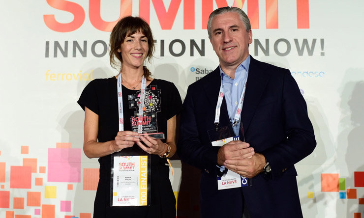 Alberto López (Jefe de Innovación de Ferrovial) otorga el premio a la mejor startup de Smart Mobility, Avansig,
representada por María Merlán (Jefa del departamento de I+D).