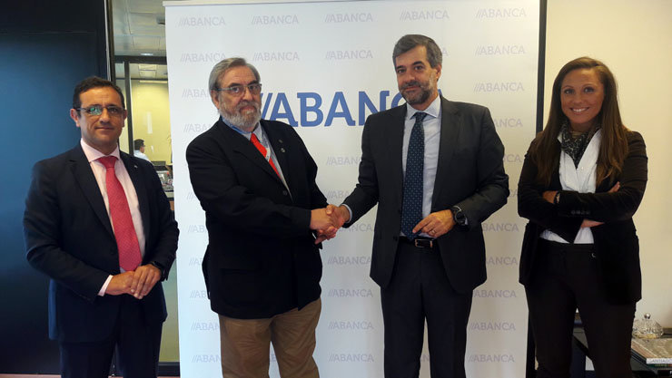 Representantes de Abanca y del Colegio de Economistas de Pontevedra en la firma del convenio.