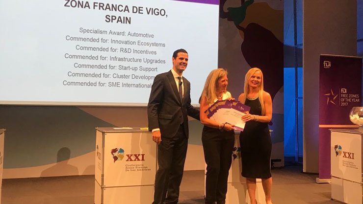 La delegada de la Zona Franca de Vigo recibió los galardones.