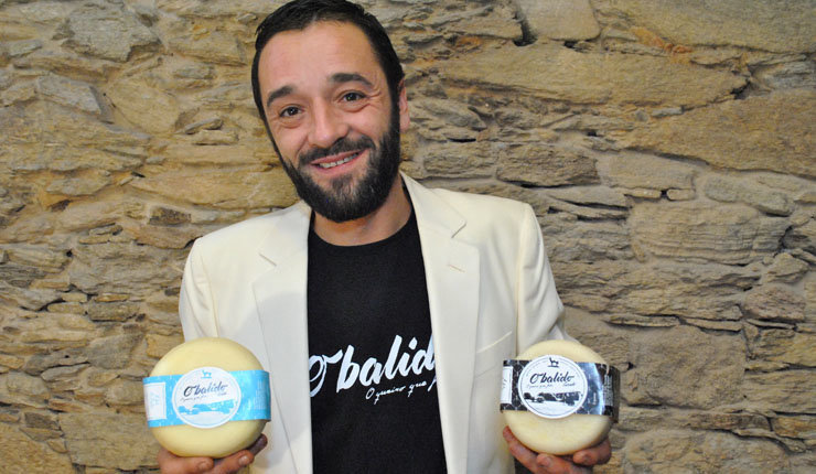 Gonzalo Navaza con los quesos O Balido premiados.