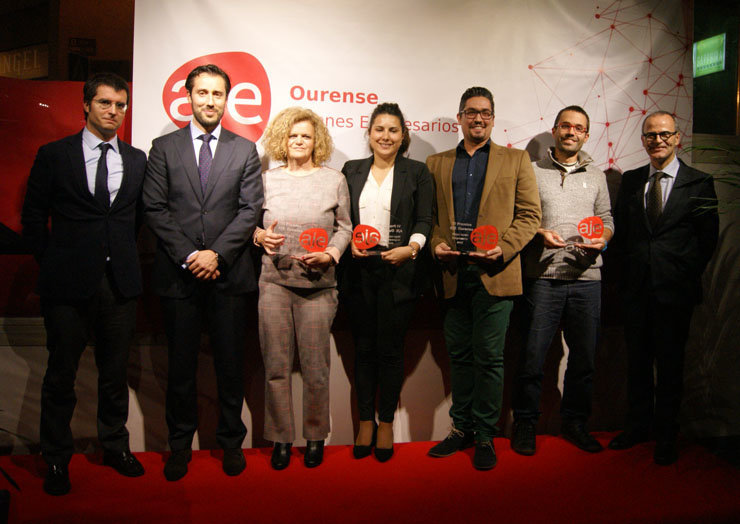 Los premiados junto al secretario técnico de la Consellería de Economía, el presidente de AJE Ourense y el alcalde de Ourense./P.L.