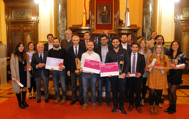 Foto de familia de premiados por AJE Coruña y autoridades.
