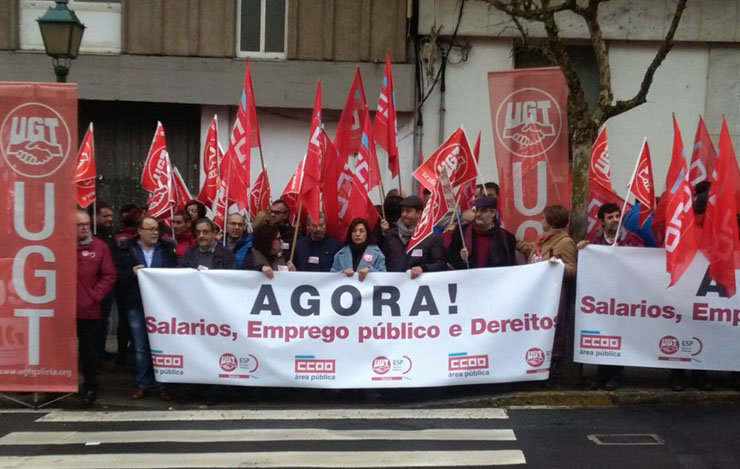 Delegados de UGT e CCOO concentrados fronte ao Parlamento galego, en Santiago.