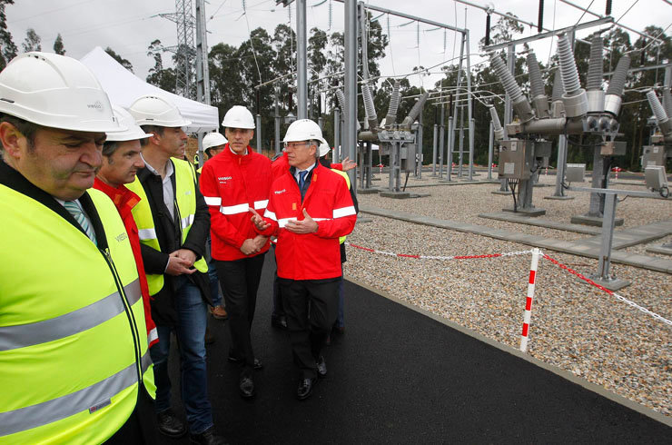 Autoridades en la visita a la nueva subestación eléctrica de Ribadeo./J.M.ALVEZ.