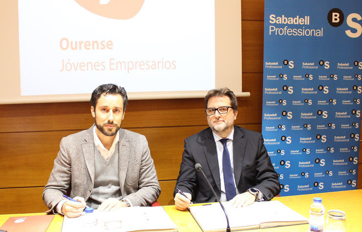 Lois Babarro y Adolfo García-Ciaño firmaron el acuerdo entre AJE Ourense y SabadellGallego.
