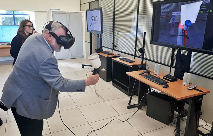 El presidente de la Autoridad Portuaria de Vigo expermientando con un simulador de realidad virtual en el CIS Galicia.