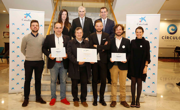 Ganador y finalistas de los Premios EmprendedorXXI, junto al conselleiro de Economía y el director territorial de Caixabank en Galicia.