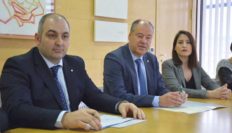 El director de Bahía Software, Martín Gómez y el rector Salustiano Mato firmaron el convenio para la creación de la cátedra./DUVI.