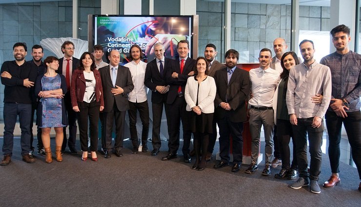El conselleiro de Economía y directivos de Vodafone y Fundación Vodafone, con los participantes en &#39;Connecting for Good Galicia&#39;.