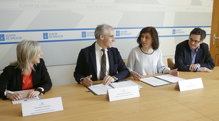 Covadonga Toca, Francisco Conde, Ángeles Vázquez e Tomás Fernández--Couto, na sinatura do acordo entre as dúas consellerías.