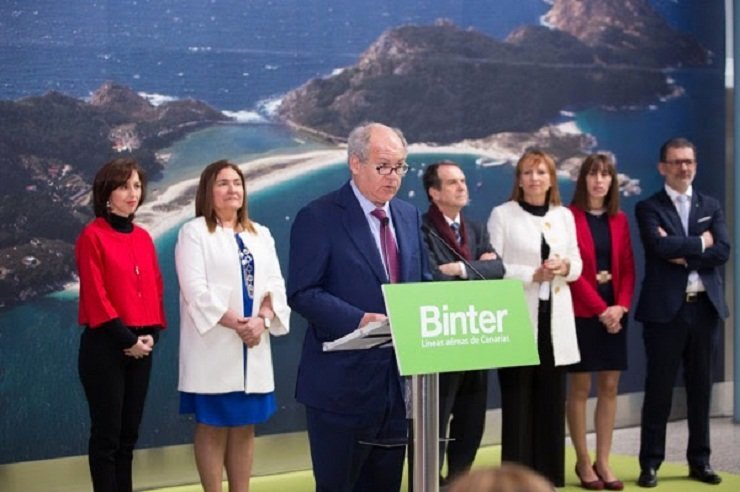 El presidente de Binter y el resto de autoridades en el acto de inauguración de la línea Vigo-Gran Canarias en el aeropuerto de Peinador.