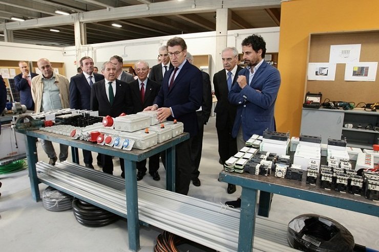 El presidente de la Xunta y resto de autoridades en las instalaciones del nuevo Centro de Formación de la Fundación Laboral de la Construcción.