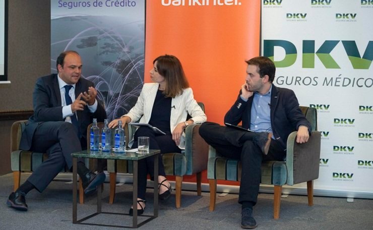 Los economistas José Carlos Díez y Juan Ramón Rallo junto a la presentadora del encuentro, Sonsoles Moralejo.