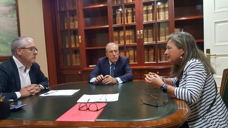 El presiddente de Delta Vigo, Francisco Puga (centro), y la delegada del Consorcio, Teresa Pedrosa, acudieron al notario para firmar la compra-venta de dos parcelas en Porto do Molle.