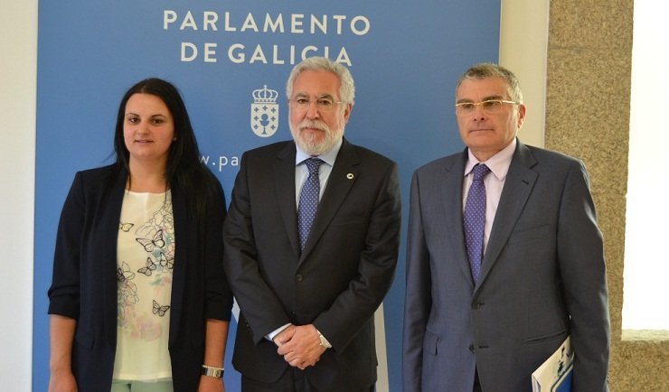 Esther Blanco, Miguel Ángel Santalices y José Antonio Vázquez, en la firma del acuerdo entre Cegasal y el Parlamento de Galicia.