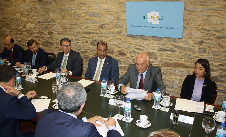 Un encuentro de empresarios en la sede de la CEG, presidido por uno de sus vicepresidentes, Antonio Fontenla.