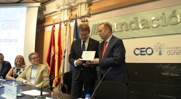 Alberto Núñez Feijóo y José Manuel Pérez Canal en un momento de la asamblea de la CEO.