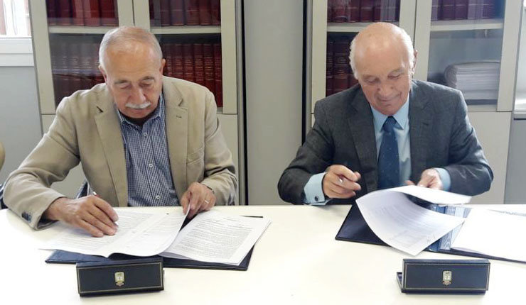 El diputado José Luis García y el presidente de la CEC Antonio Fontenla firmaron el convenio que instrumenta el programa formativo.