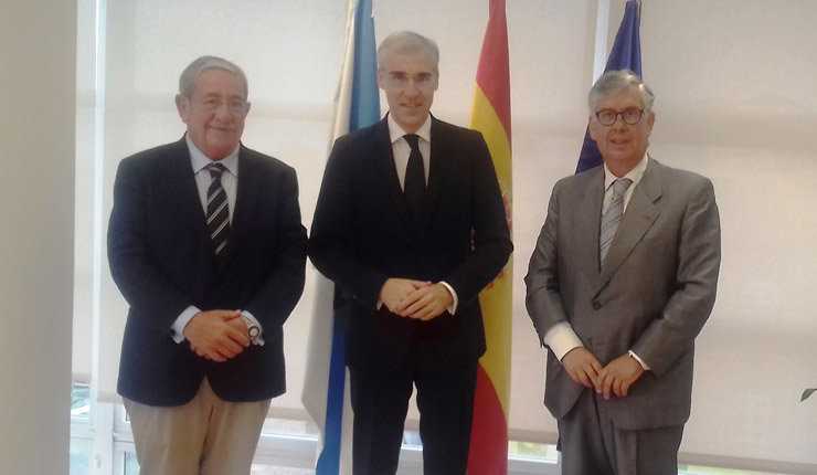 El presidente de Anfaco, el conselleiro de Economía y el secretario general de Anfaco, en la reunión en San Caetano.
