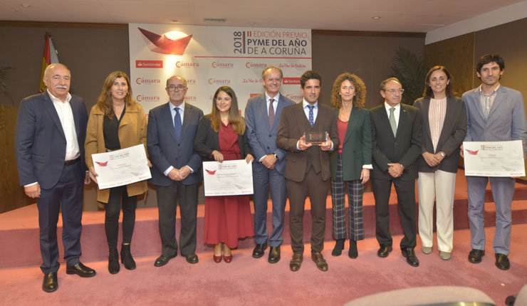 El ganador del Premio Pyme del Año de A Coruña y los premiados con los accésits, junto a los representantes de las entidades convocantes del galardón.
