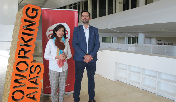 Ana Isabel Vázquez Reboredo y  Jose Redondo Sampedro renovaron el acuerdo entre la Cidade da Cultura y AJE Galicia.
