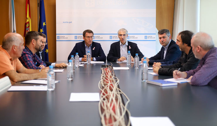 El presidente de la Xunta y el conselleiro de Economía se reunieron con el comité de empresa de Alcoa en A Coruña./A.VARELA.