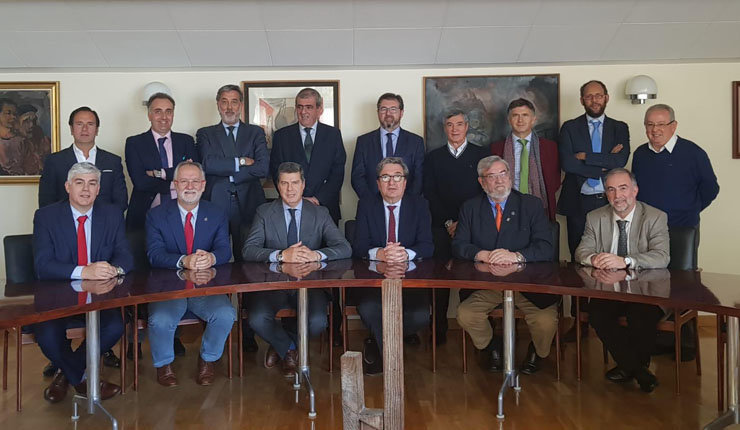 Nueva junta directiva del Consello Galego de Economistas, con Miguel A. Vázquez Taín en el centro (sentado).