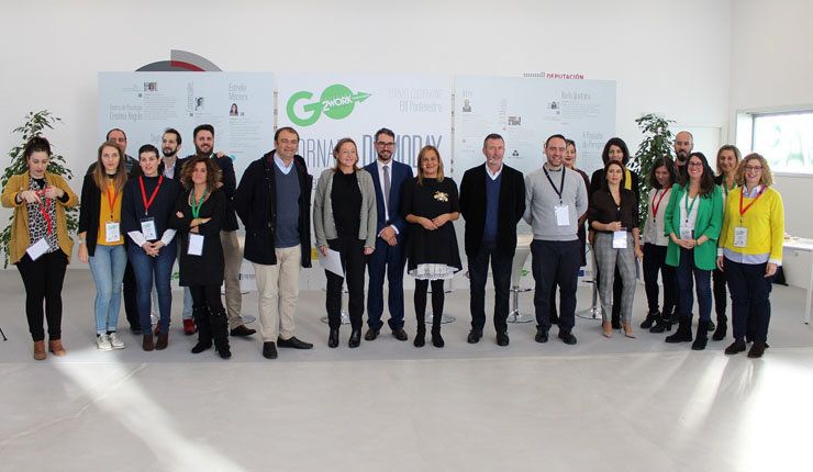 Los emprendedores del coworking de Barro junto a la directora de la EOI, el alcalde de Barro y la presidenta de la Diputación de Pontevedra.