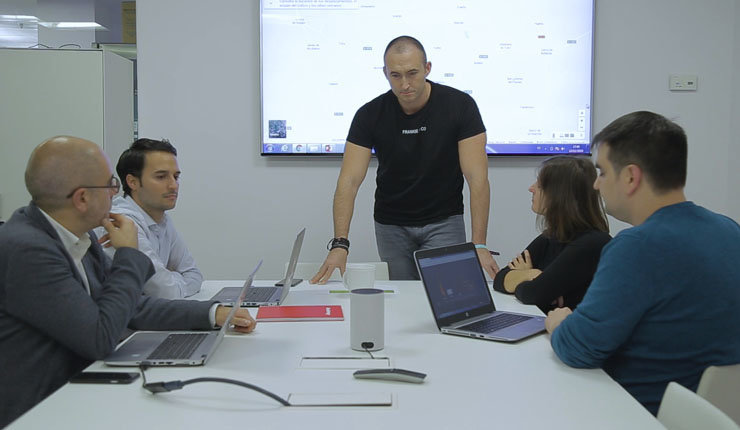 Personal de Hijos de Rivera empleando el asistente virtual Alexa integrado con la plataforma de MicroStrategy.