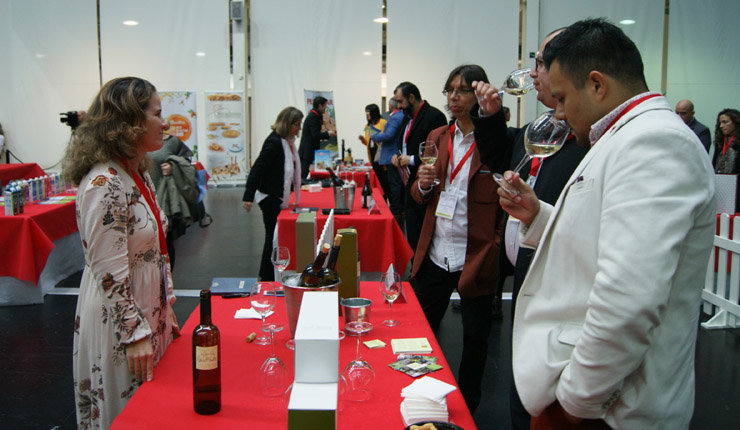Importadores probando los vinos de una de las empresas gallegas participantes en Exporypmes./P.L.