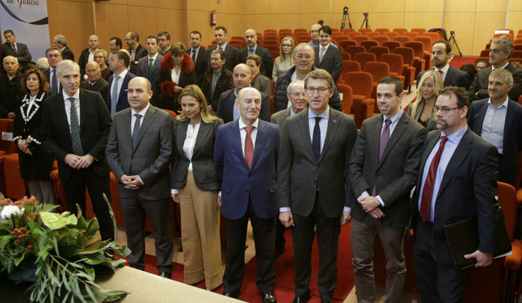 En el centro, Manuel Gómez Franqueira y Alberto Núñez Feijóo, en el acto de presentación del plan de inversiones de Coren para 2019.