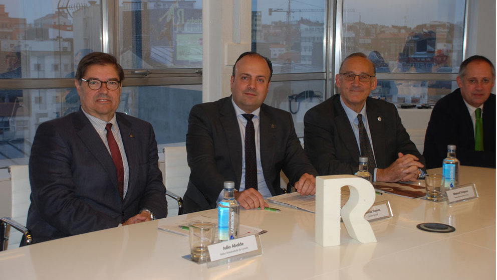 El director general de R, Alfredo Ramos, entre los rectores de la Universidad de A Coruña, Julio Abalde, y de Vigo, Manuel Reigosa.