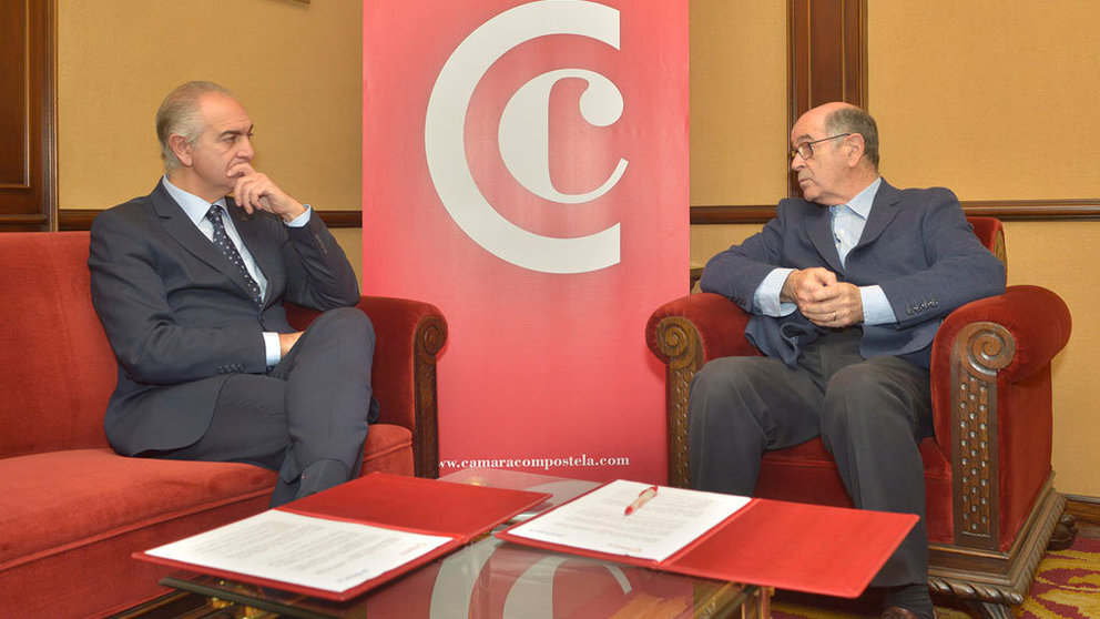 O director de Negocio Institucional de Abanca, Lino Comensaña, e o presidente da Cámara, José Sierra.