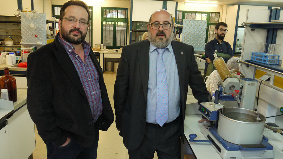 A la derecha en la imagen, el decano del Colegio Oficial de Químicos de Galicia, Manuel Rodríguez Méndez.