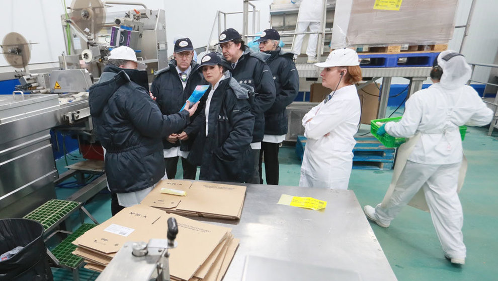 El presidente de la Xunta visitó  las nuevas instalaciones de la empresa Fandicosta.