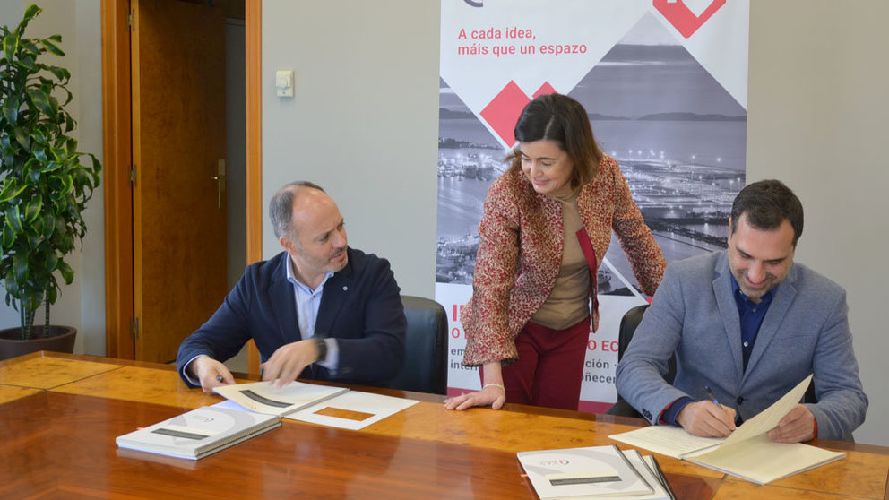 El delegado David Regades en la firma del contrato con el arquitecto Pablo Menéndez.