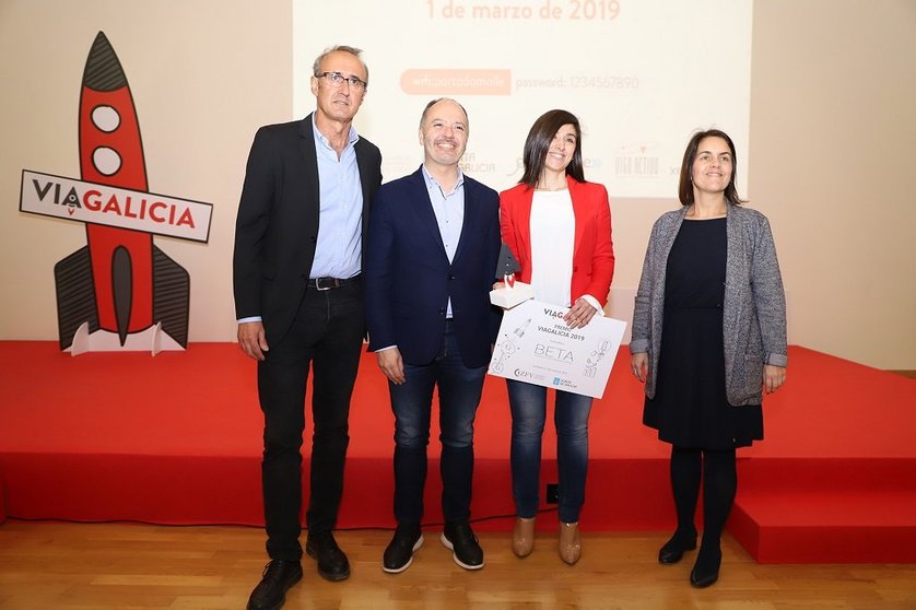 Bibiana Rodiño, directora general de BETA Implants (de rojo), recibe el premio VíaGalicia de manos de David Regades y Patricia Argerey.
