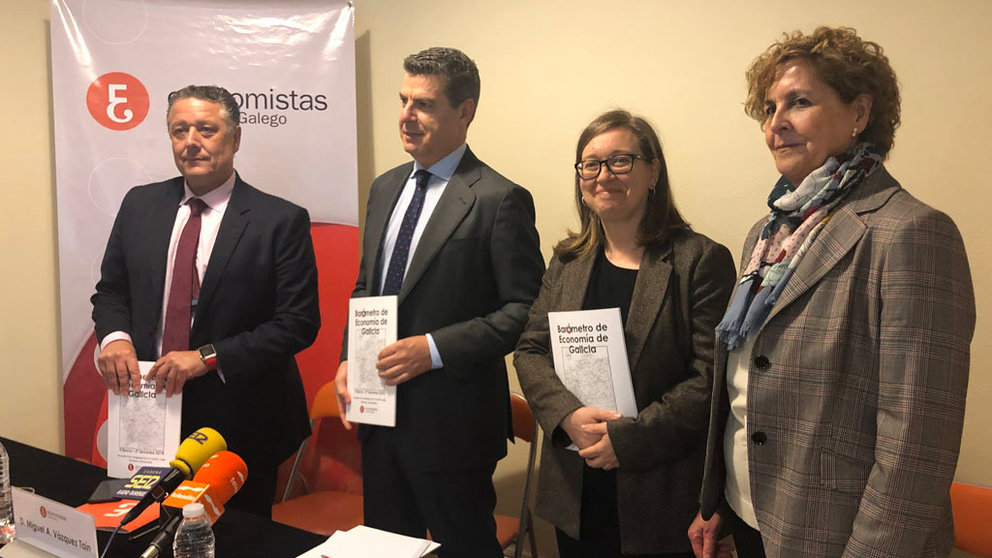 Venancio Salcines, Miguel Vázquez Taín, Carmen Sampayo y Seaone presentaron el Barómetro de Economía.