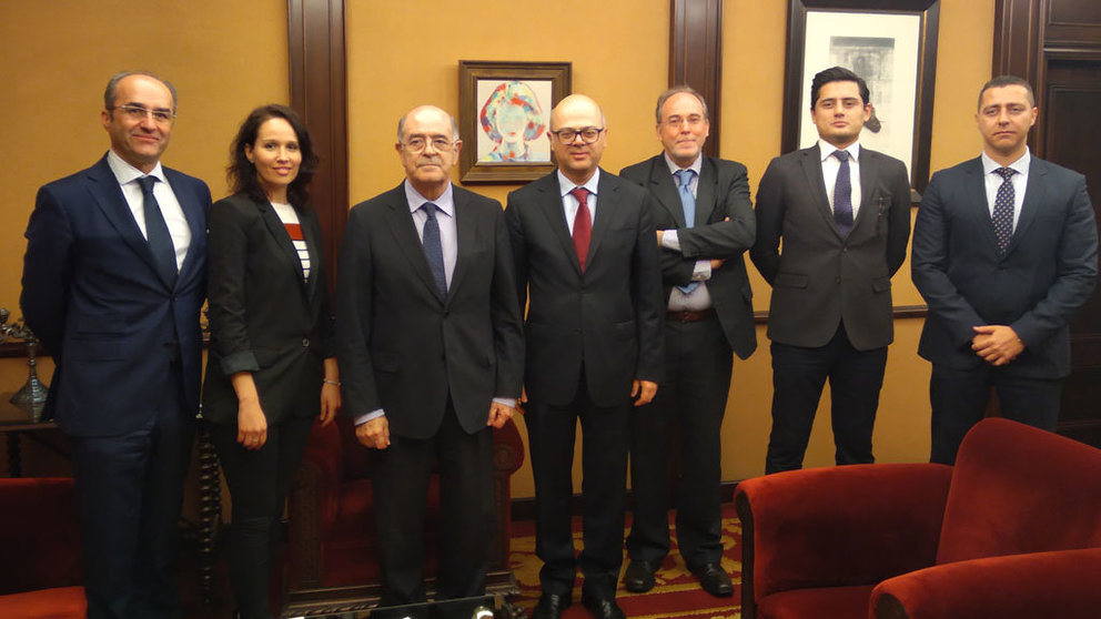 Representantes de la Cámara de Santiago recibieron al embajador turco y resto de su delegación.