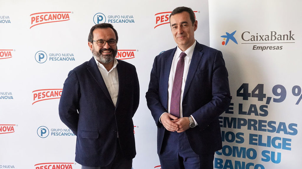 El consejero delegado de Nueva Pescanova, Ignacio González, junto al director territorial de CaixaBank en Galicia, Emilio Barreiro.