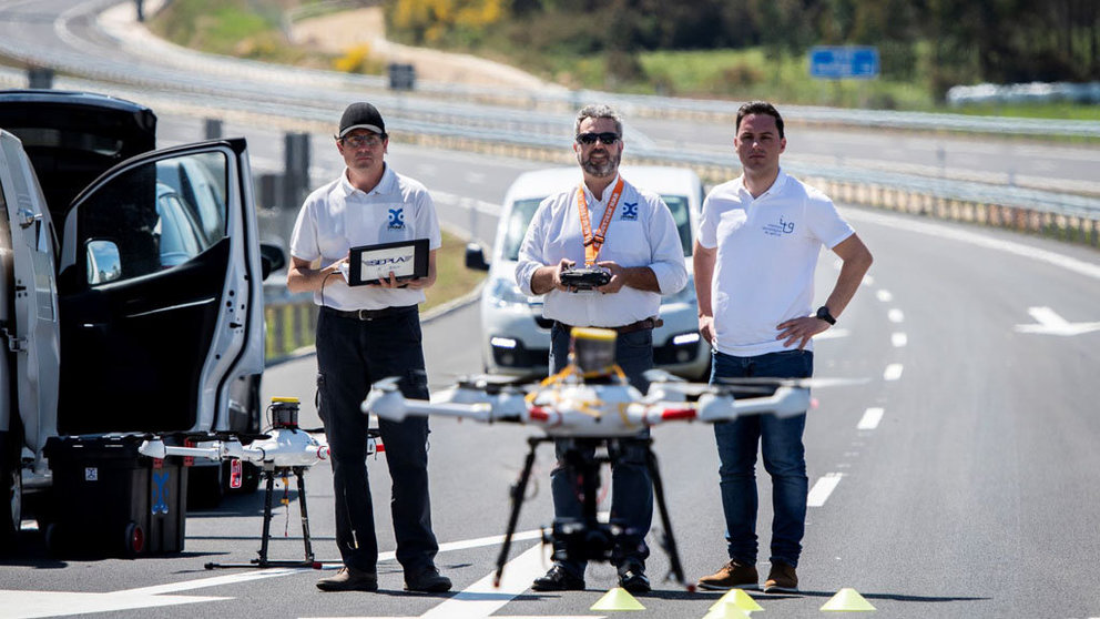 Primer vuelo comercial de un dron en un entorno aeroportuario gallego, en Lavacolla.