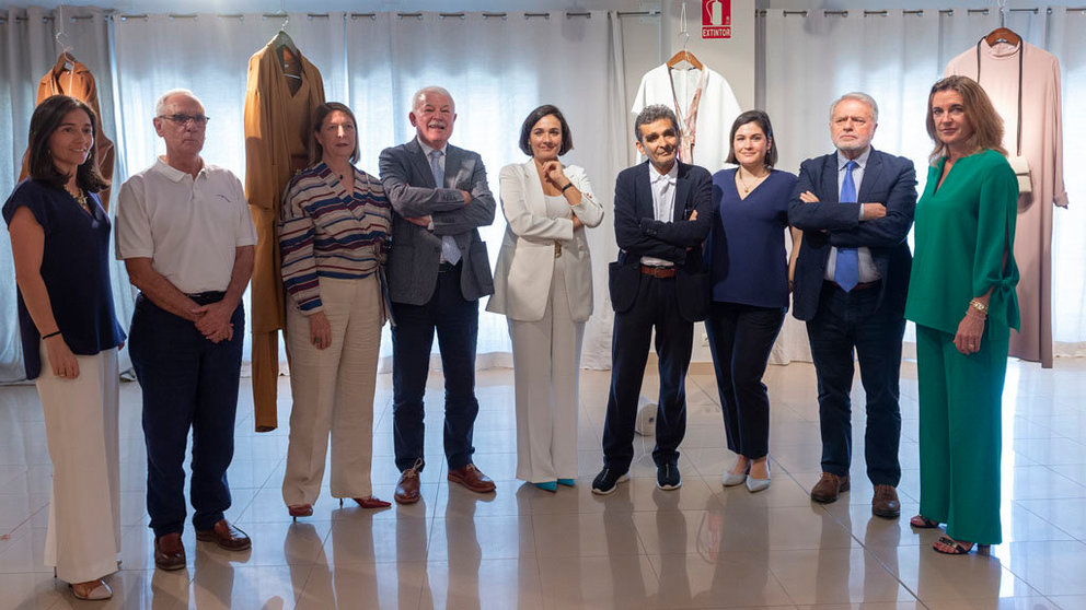 Consejo de administración de Adolfo Domínguez, acompañado de la secretaria del consejo (1º izquierda) en la junta general de accionistas 2019./M.RIOPA.