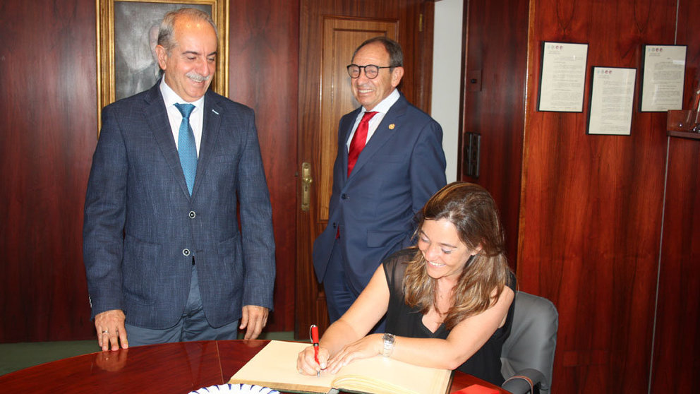 La alcaldesa de A Coruña, Inés Rey, en presencia del presidente y el secretario general de la Cámara, Antonio Couceiro y Gonzalo Ortiz.