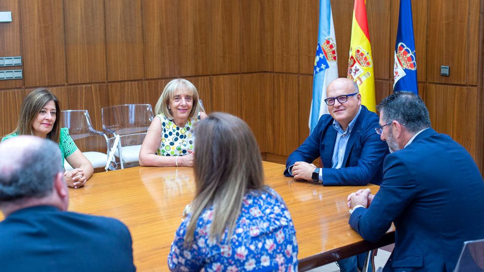 O presidente da Deputación de Ourense, Manuel Baltar, reunido coa directiva da Confederación Empresarial de Ourense./A.PAZ.