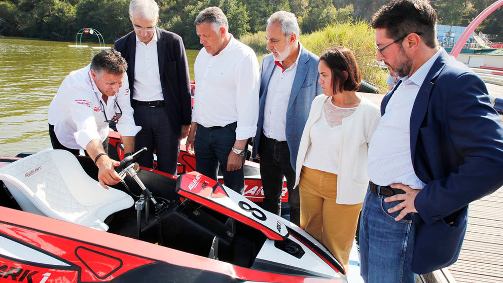 El conselleiro Francisco Conde pudo probar el modelo de aquakart de la empresa Karting Racing Dakart.