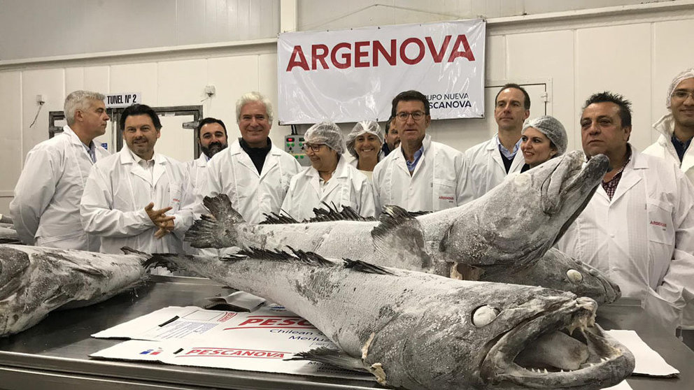 El presidente de la Xunta, y la conselleira do Mar, con el equipo de la planta de procesado de Argenova.
