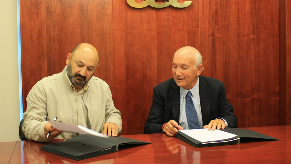 Constantino A. Gago Conde y Antonio Fontenla en la firma del convenio entre Espazo Coop. y CEC.