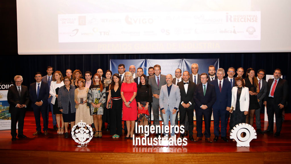 Foto de familia de autoridades y  galardonados con los IV Premios Galicia de Industria.