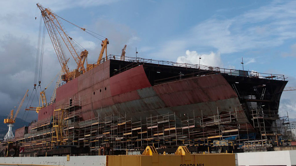 Crucero en construcción en el astillero Barreras.